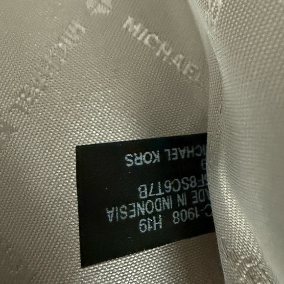 White and Grey MK Pattern Michael Kors Medium Sized Purse - Picture 5 of 10